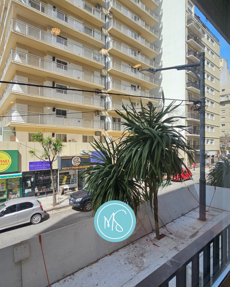 Departamento de 1 ambiente en primer piso a la calle con balcon frances.