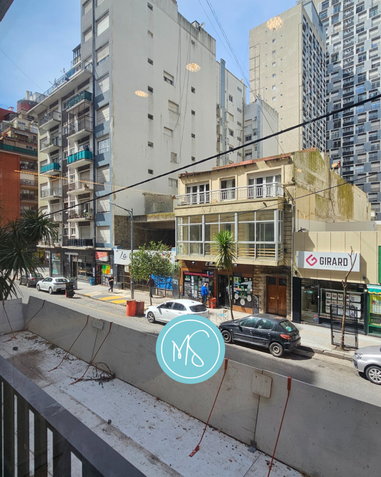Departamento de 1 ambiente en primer piso a la calle con balcon frances.