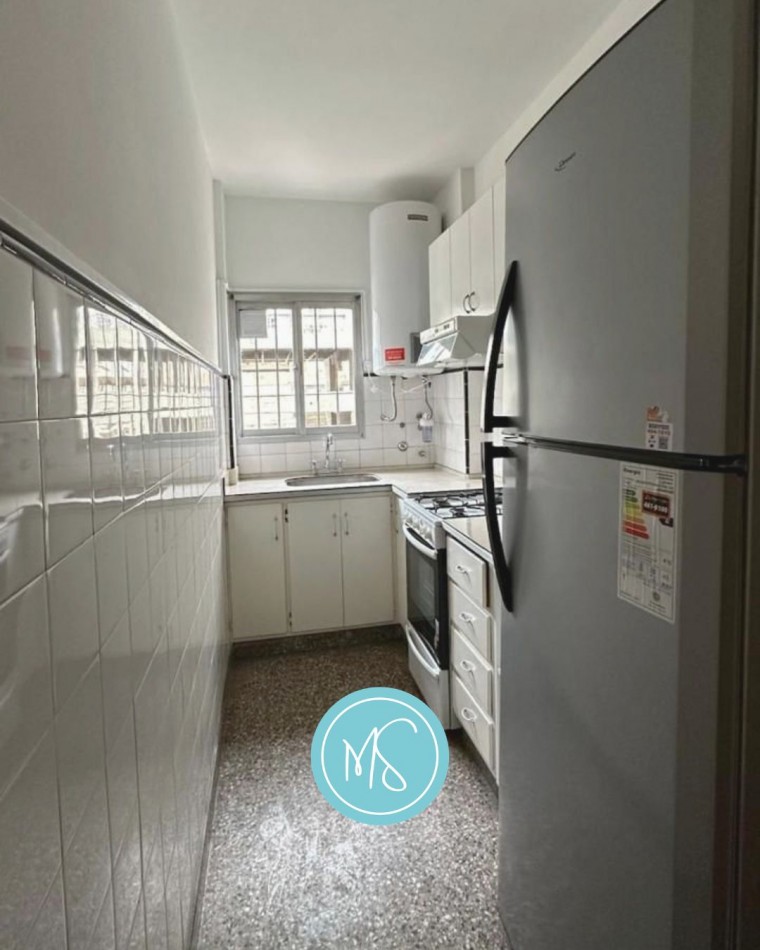  Departamento de 2 ambientes al frente, con balcon y vista lateral al mar.