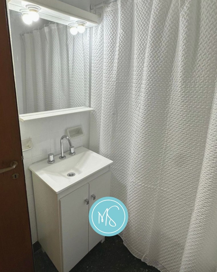  Departamento de 2 ambientes al frente, con balcon y vista lateral al mar.