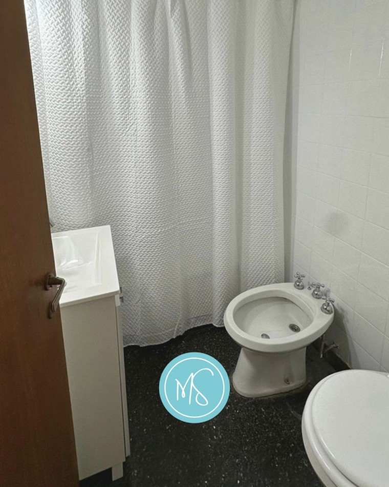  Departamento de 2 ambientes al frente, con balcon y vista lateral al mar.