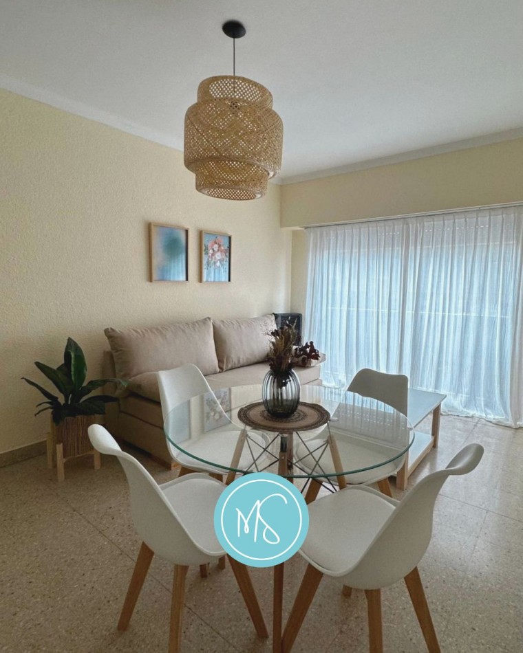  Departamento de 2 ambientes al frente, con balcon y vista lateral al mar.
