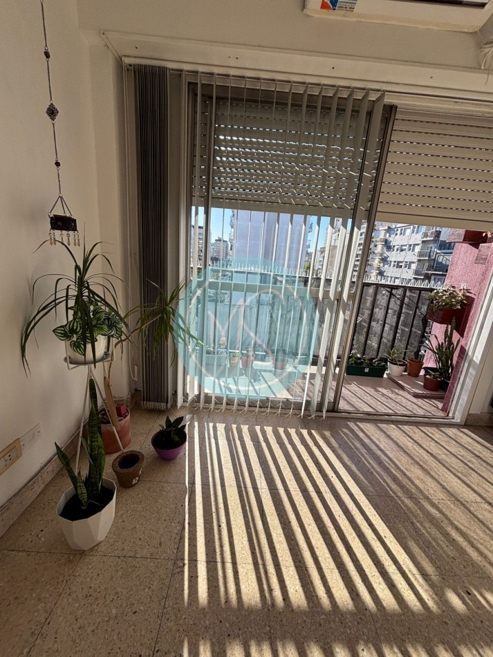 Departamento 1 Amb. a la calle con balcon