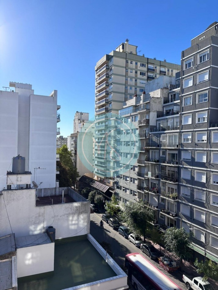 Departamento 1 Amb. a la calle con balcon