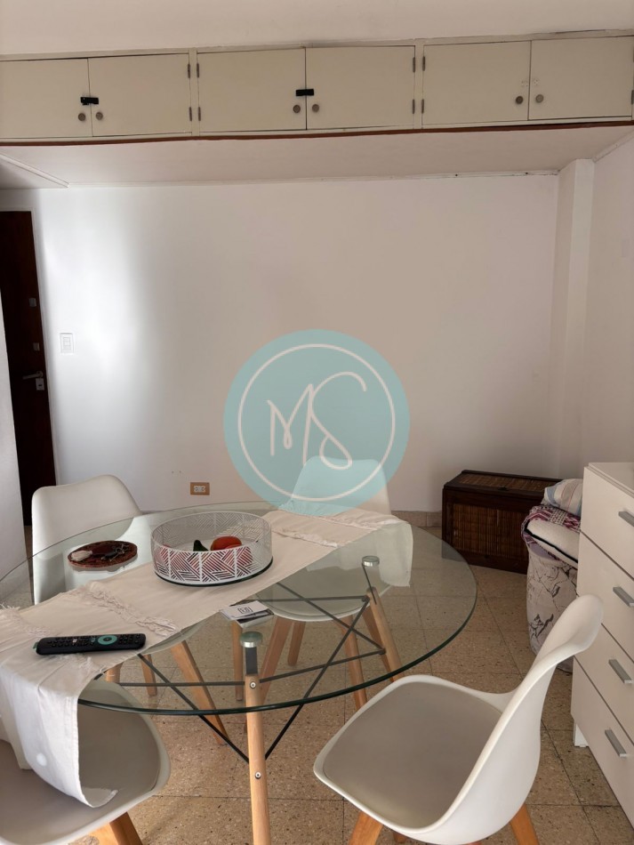Departamento 1 Amb. a la calle con balcon