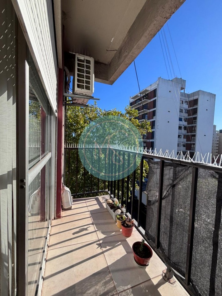 Departamento 1 Amb. a la calle con balcon