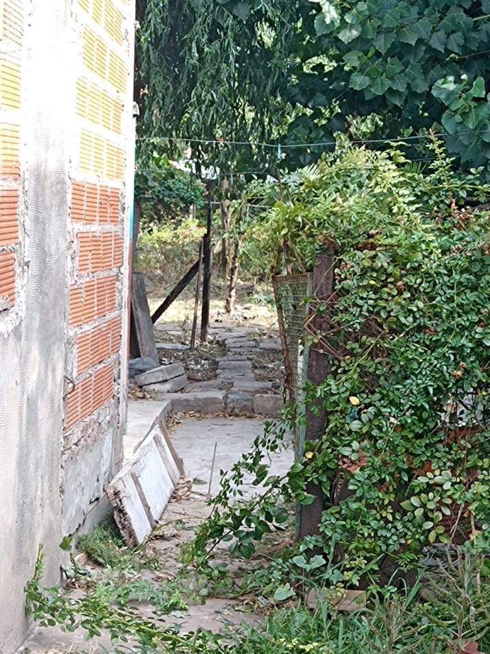 CASA A RECICLAR SOBRE AMPLIO TERRENO DE 400 M2 EN JOSE LEON SUAREZ